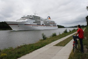 Traumschiff im Nord-Ostsee-Kanal